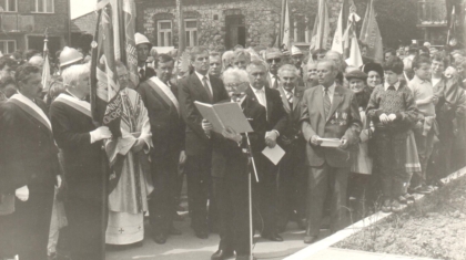 03. Poswiecenie pomnika na Pl. Konstytucji 3 maja w Skale. 1990