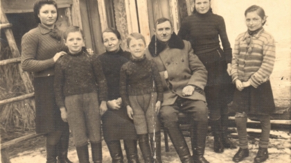 Magdalena i Piotr Boron z dziecmi na ulicy Olkuskiej 9. Skala zima 1938r